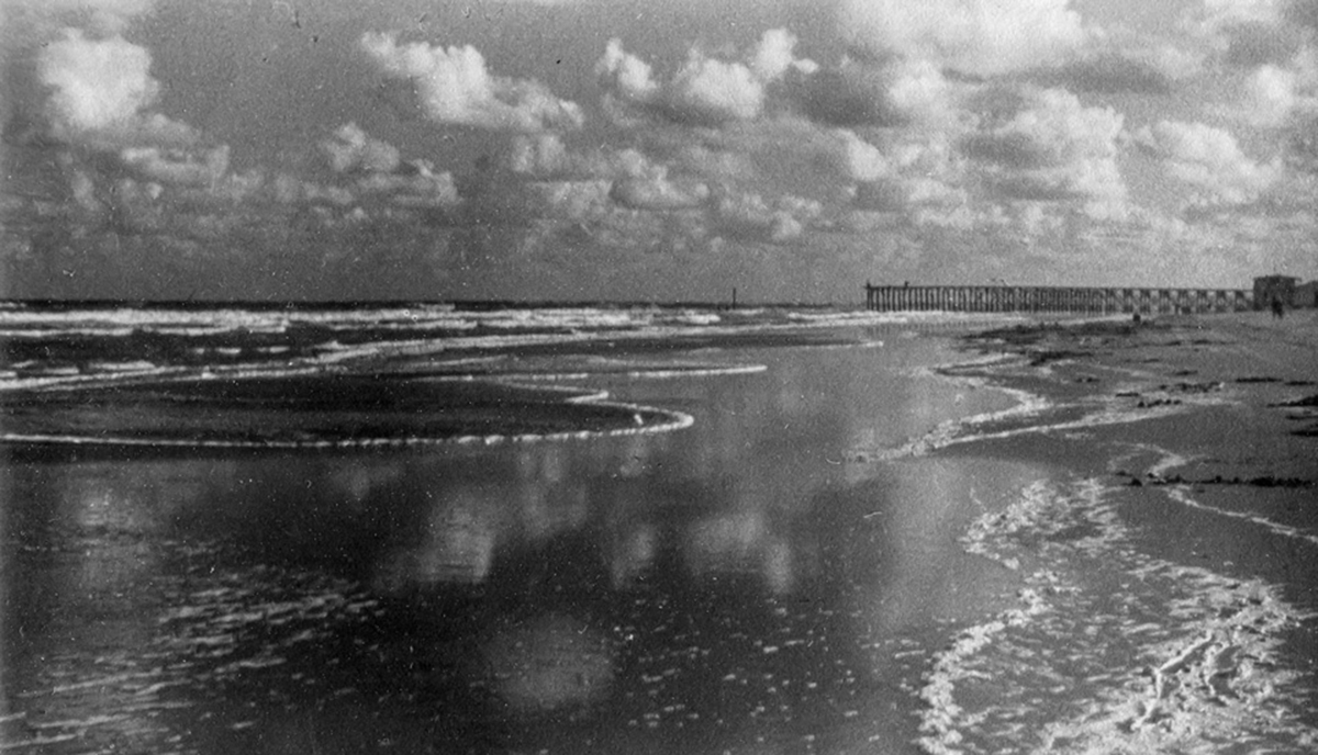 Ostende beach and pier, circa 1940 (Böhm Archive)