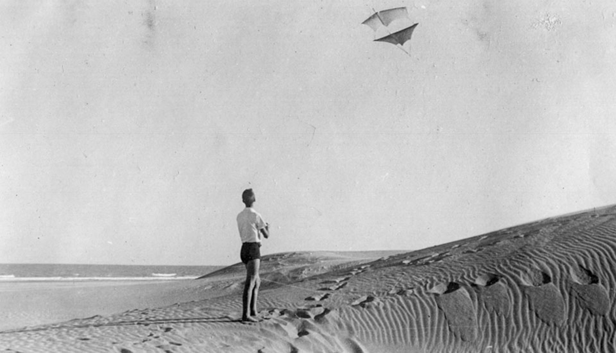 Flying a kite (Böhm Archive)
