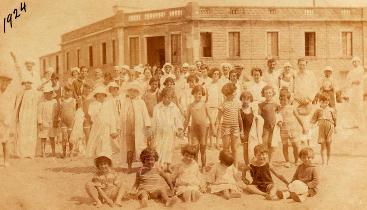 Children on holiday at Ostende, 1924 (Madariaga Municipal Archive)