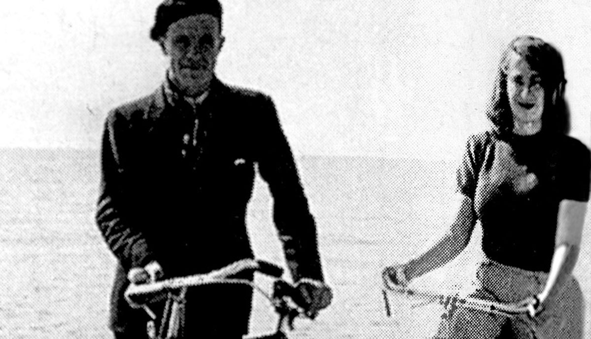 Adolfo Bioy Casares y Silvina Ocampo en la playa (Archivo Atlántida)
