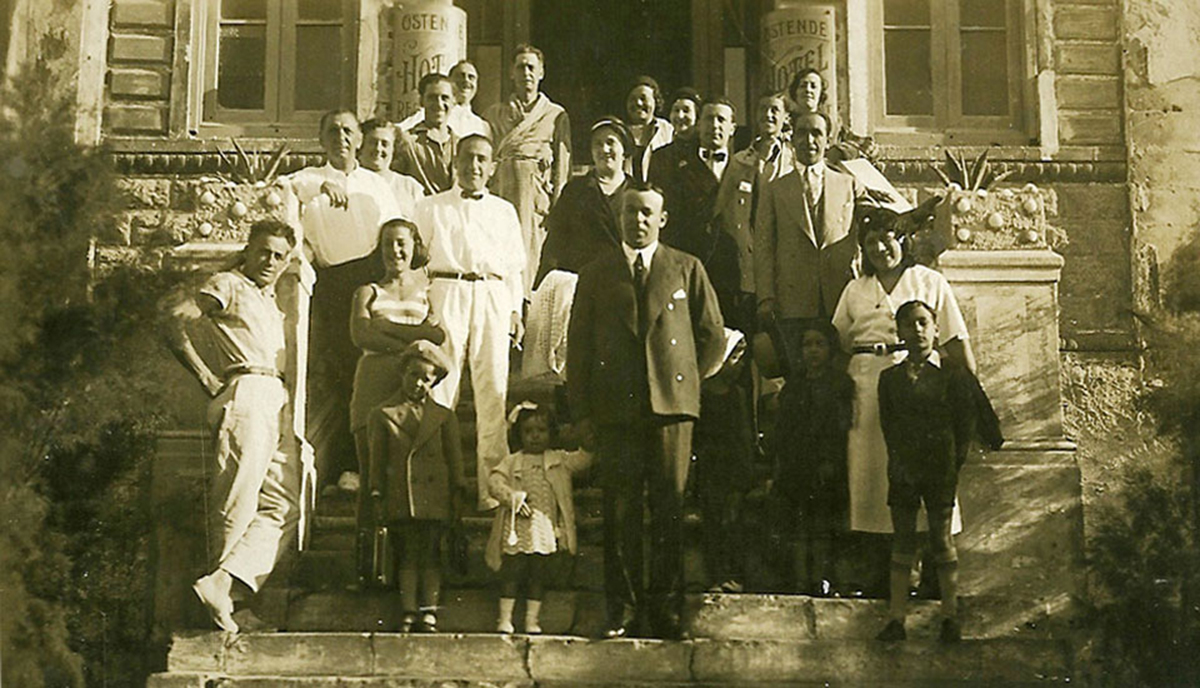La familia de Américo Mazzanti en la escalinata del hotel, 1933 (Archivo Buela)