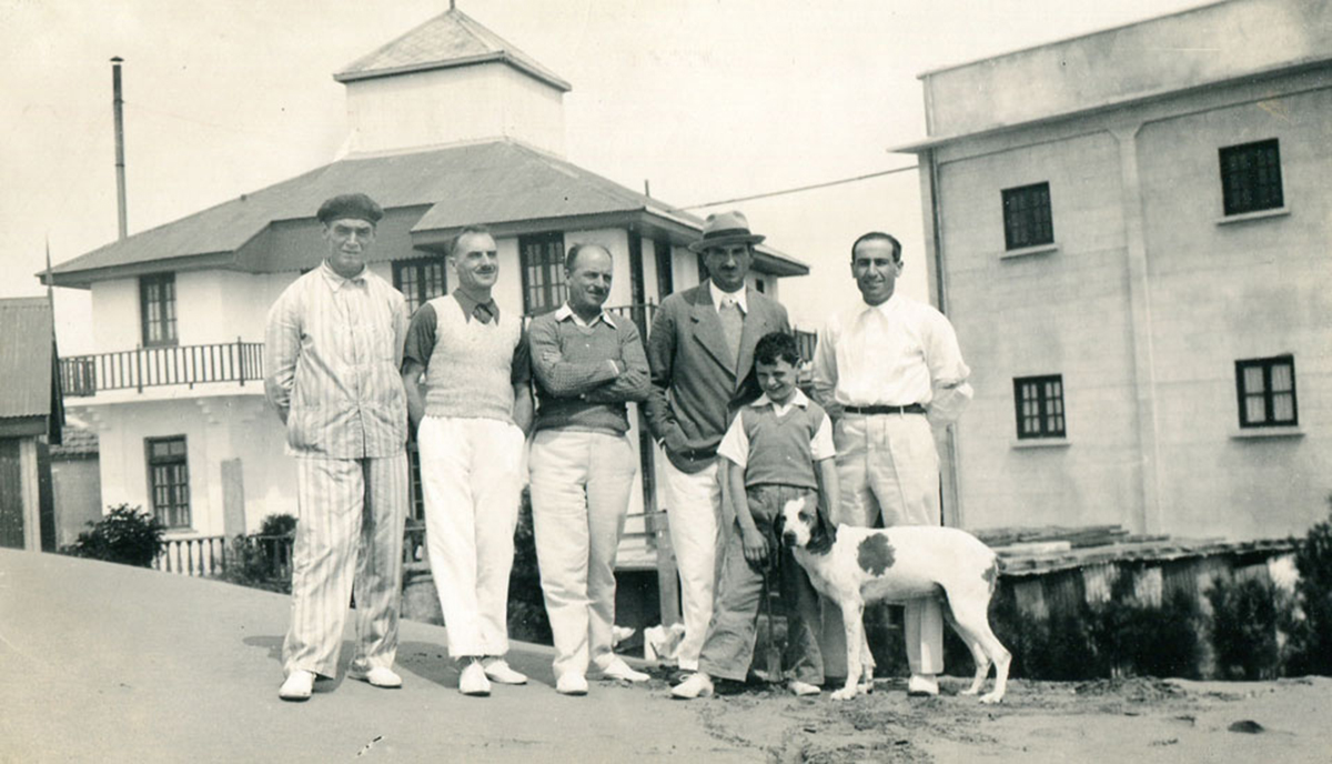Los propietarios del hotel parados en el médano que hoy ocupa la pileta, 1940 (Archivo Picollo)